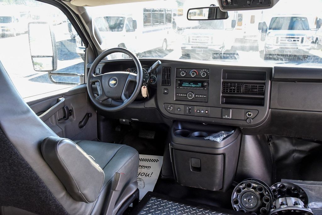 2019 Chevrolet Express Commercial Cutaway 4500 Van 159" - 18925533 - 7