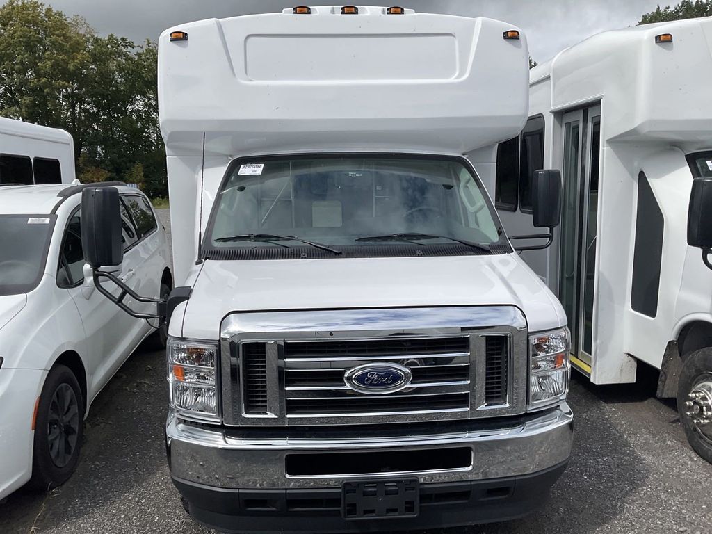2024 Ford HLE COACH - 21717504 - 0
