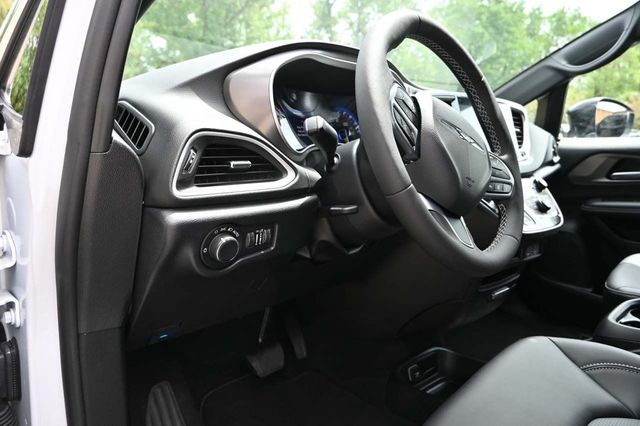 2025 Chrysler Voyager LX FWD - 22889200 - 27