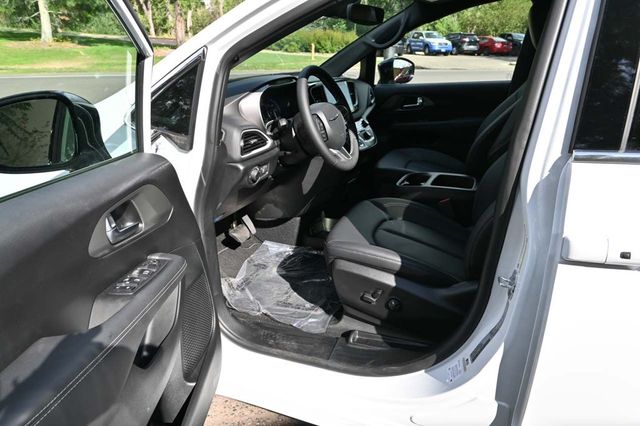 2025 Chrysler Voyager LX FWD - 22898107 - 11