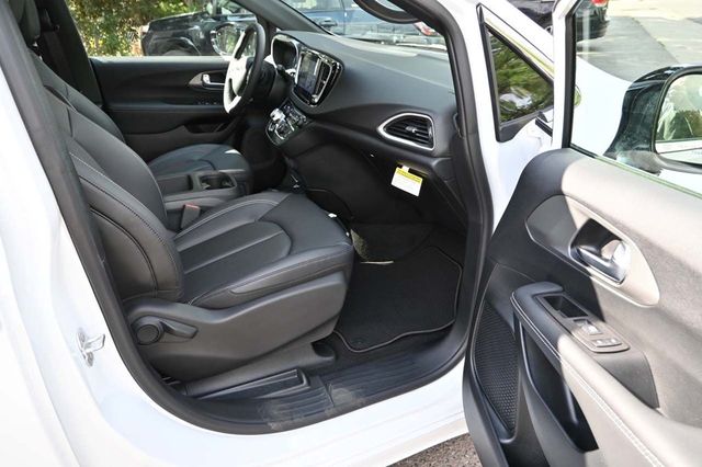 2025 Chrysler Voyager LX FWD - 22898107 - 13