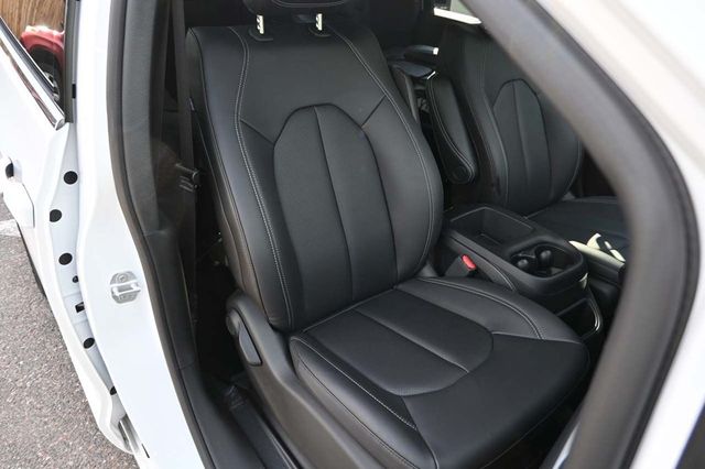 2025 Chrysler Voyager LX FWD - 22898107 - 14