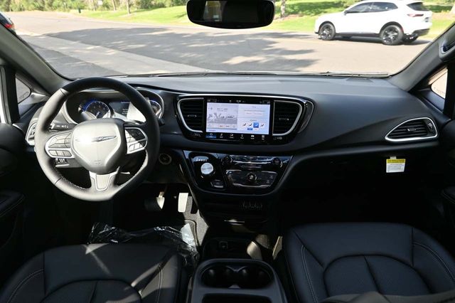 2025 Chrysler Voyager LX FWD - 22898107 - 20