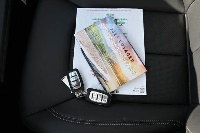 2025 Chrysler Voyager LX FWD - 22898107 - 34