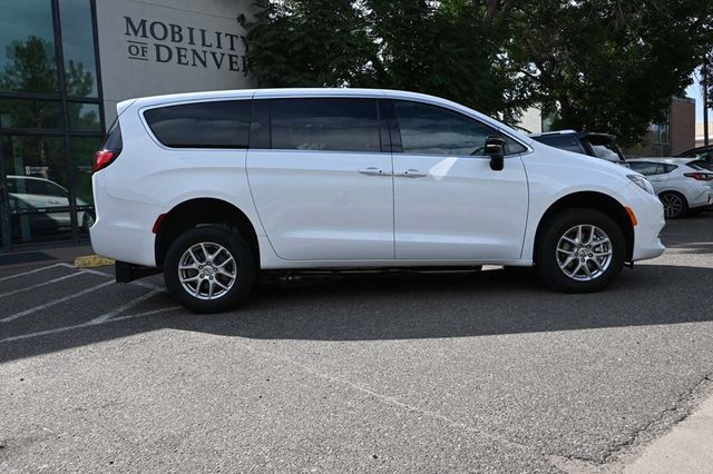 2025 Chrysler Voyager LX FWD - 22898107 - 3