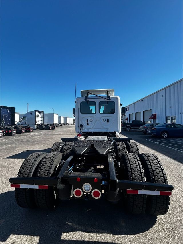 2025 Freightliner CASCADIA CA126 - 22795608 - 4