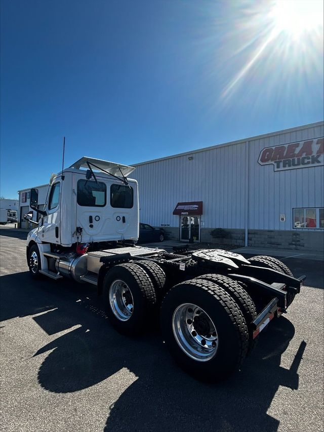 2025 Freightliner CASCADIA CA126 - 22795608 - 5