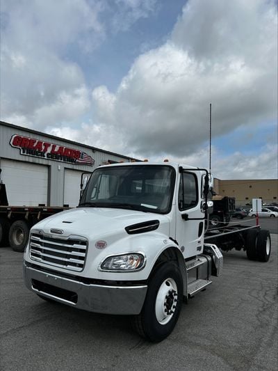 2025 Freightliner M2106