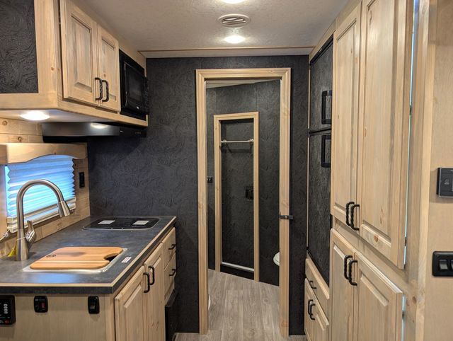 2025 Shadow 4 Horse Pro RawHide with 15' Living Quarters  - 22778940 - 16