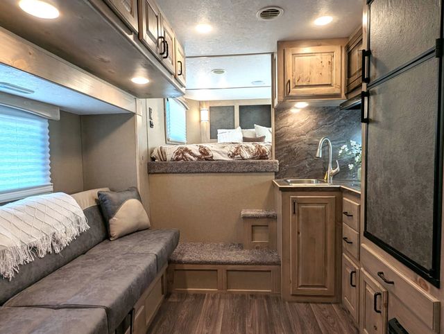2025 Shadow 4 Horse Slant 10'6 Living Quarters SuperWide  - 22816038 - 10
