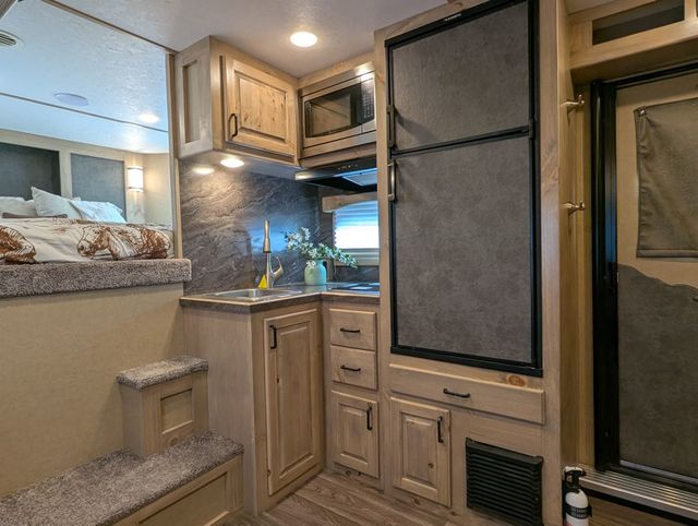 2025 Shadow 4 Horse Slant 10'6 Living Quarters SuperWide  - 22816038 - 12