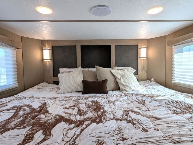 2025 Shadow 4 Horse Slant 10'6 Living Quarters SuperWide  - 22816038 - 13