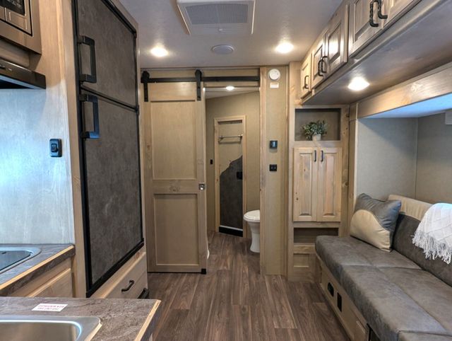 2025 Shadow 4 Horse Slant 10'6 Living Quarters SuperWide  - 22816038 - 14