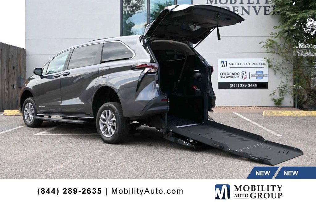 2025 Toyota Sienna LE FWD 8-Passenger - 22909619 | Video 1