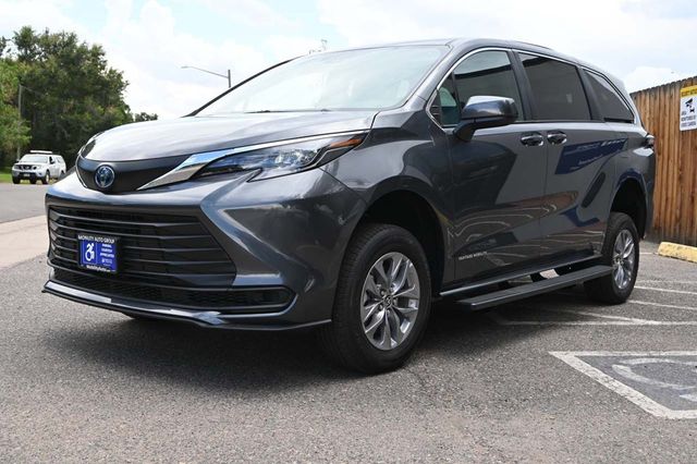 2025 Toyota Sienna LE FWD 8-Passenger - 22909619 - 9