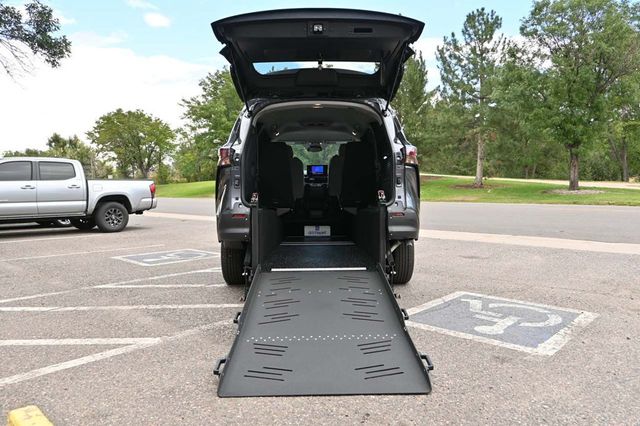 2025 Toyota Sienna LE FWD 8-Passenger - 22909619 - 17