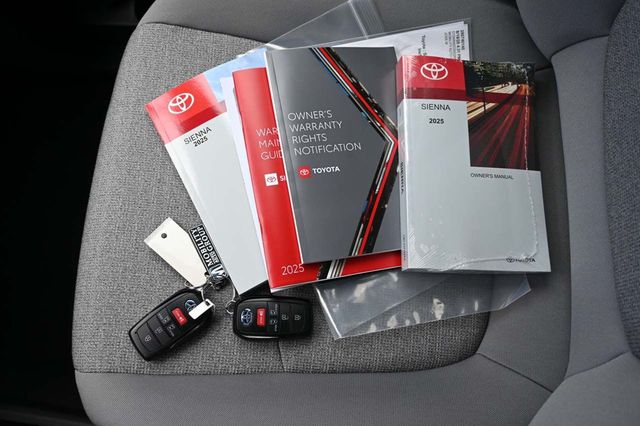 2025 Toyota Sienna LE FWD 8-Passenger - 22909619 - 34