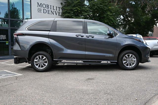 2025 Toyota Sienna LE FWD 8-Passenger - 22909619 - 4