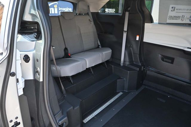 2025 Toyota Sienna LE FWD 8-Passenger - 22911143 - 17