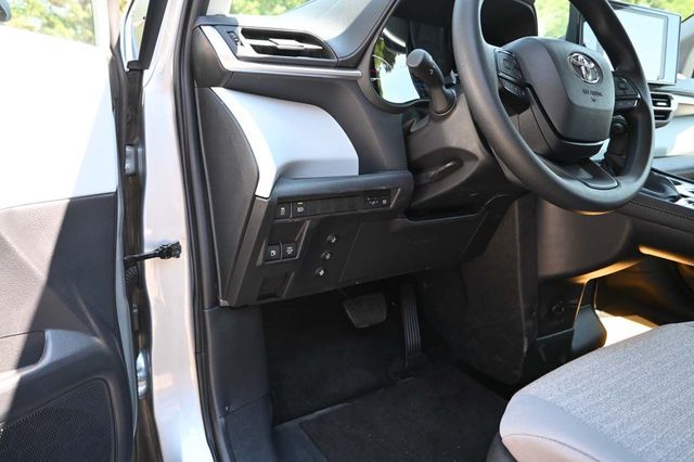 2025 Toyota Sienna LE FWD 8-Passenger - 22911143 - 28