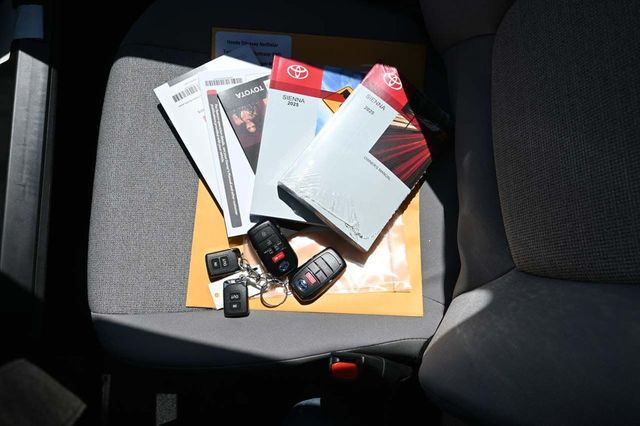 2025 Toyota Sienna LE FWD 8-Passenger - 22911143 - 37