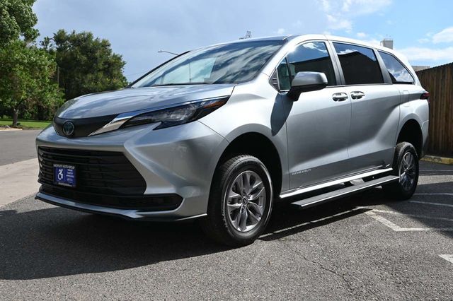 2025 Toyota Sienna LE FWD 8-Passenger - 22921911 - 9