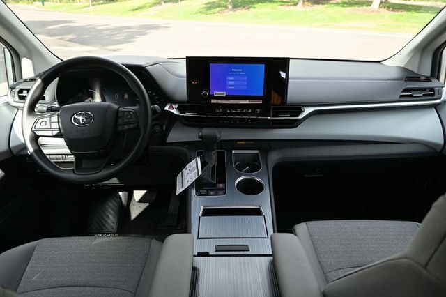 2025 Toyota Sienna LE FWD 8-Passenger - 22921911 - 20