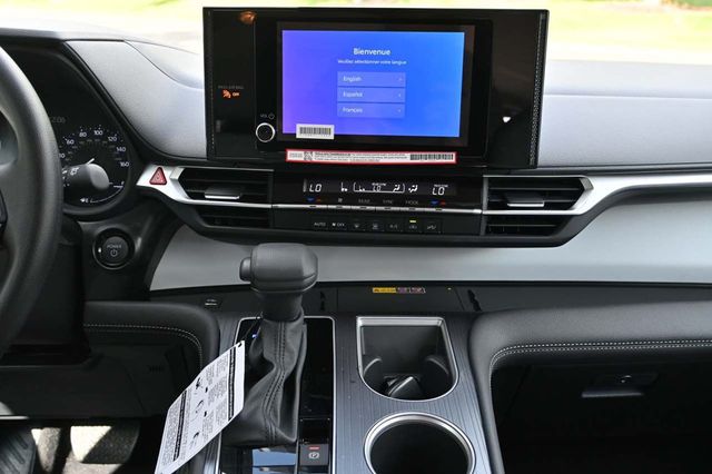 2025 Toyota Sienna LE FWD 8-Passenger - 22921911 - 21