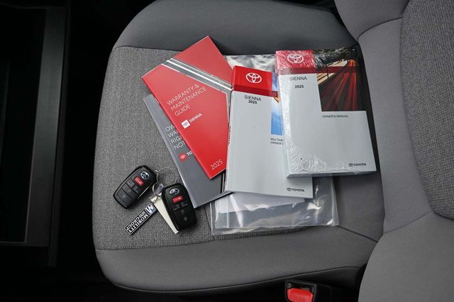 2025 Toyota Sienna LE FWD 8-Passenger - 22921911 - 34