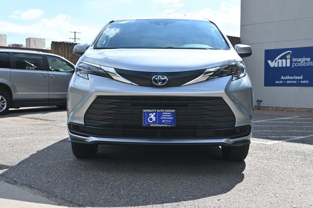 2025 Toyota Sienna LE FWD 8-Passenger - 22921911 - 3