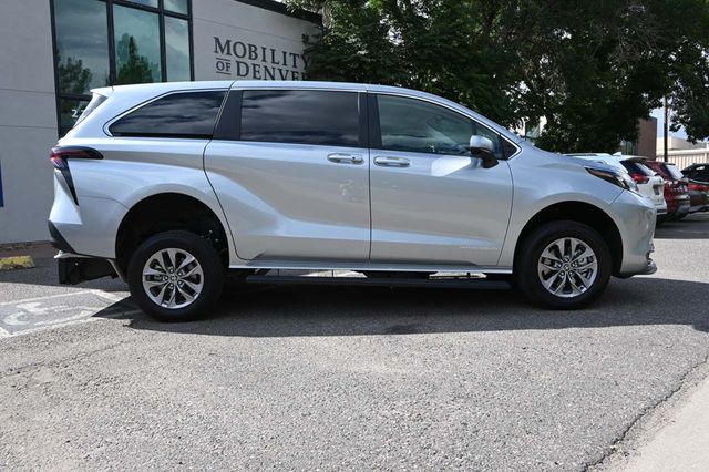 2025 Toyota Sienna LE FWD 8-Passenger - 22921911 - 4