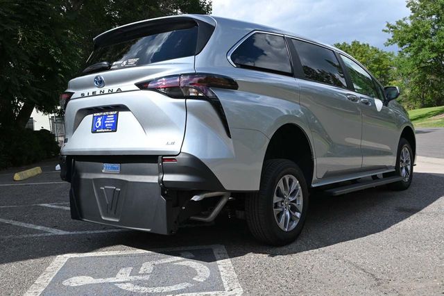 2025 Toyota Sienna LE FWD 8-Passenger - 22921911 - 5