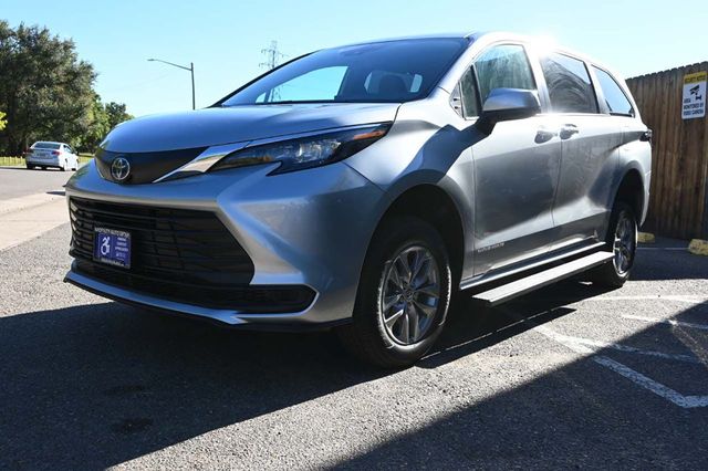 2025 Toyota Sienna LE FWD 8-Passenger - 22926996 - 9