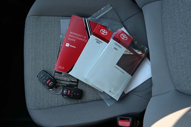 2025 Toyota Sienna LE FWD 8-Passenger - 22926996 - 34