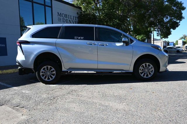 2025 Toyota Sienna LE FWD 8-Passenger - 22926996 - 4