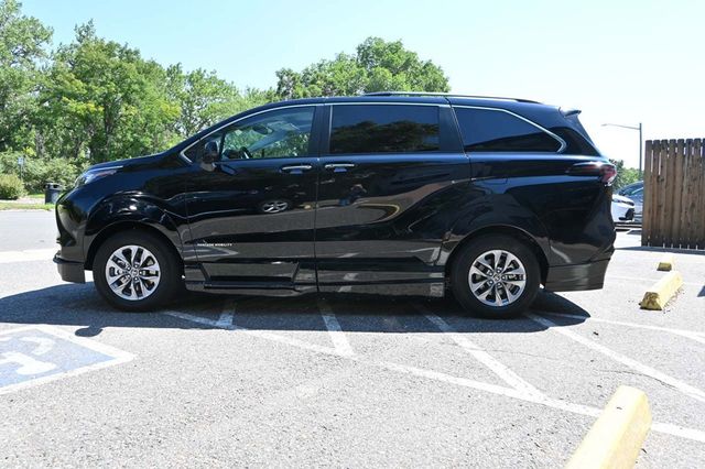 2025 Toyota Sienna XLE AWD 7-Passenger - 22911142 - 8