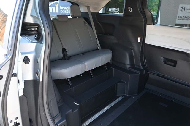 2025 Toyota Sienna XLE AWD 7-Passenger - 22921195 - 17