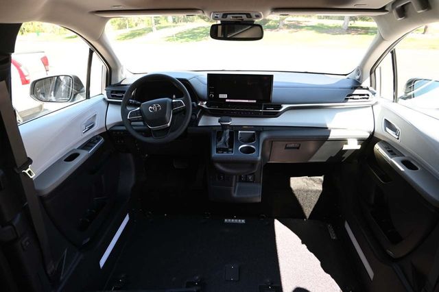 2025 Toyota Sienna XLE AWD 7-Passenger - 22921195 - 20