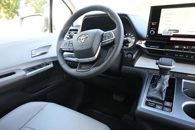 2025 Toyota Sienna XLE AWD 7-Passenger - 22921195 - 23