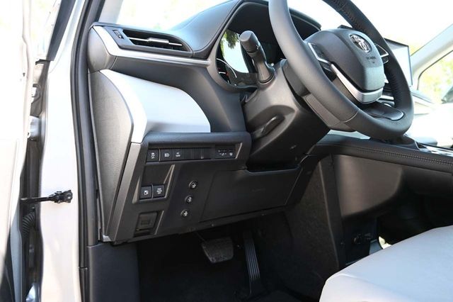 2025 Toyota Sienna XLE AWD 7-Passenger - 22921195 - 29