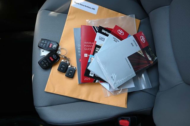 2025 Toyota Sienna XLE AWD 7-Passenger - 22921195 - 38