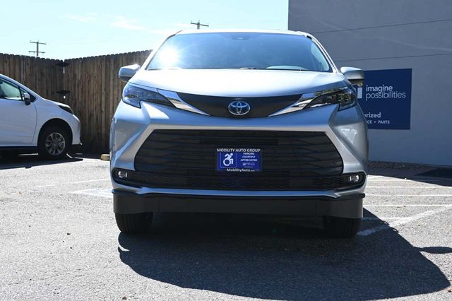 2025 Toyota Sienna XLE AWD 7-Passenger - 22921195 - 3