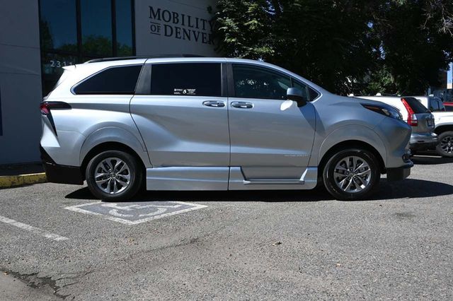 2025 Toyota Sienna XLE AWD 7-Passenger - 22921195 - 4