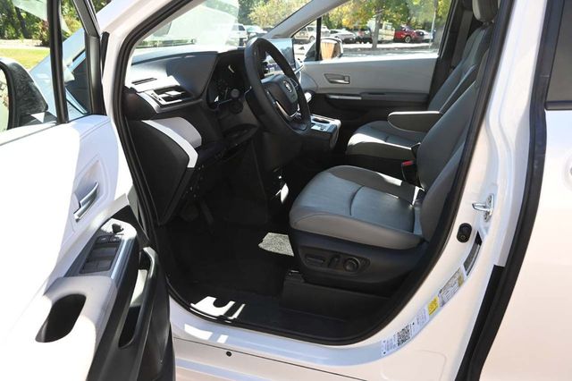 2025 Toyota Sienna XLE AWD 7-Passenger - 22926367 - 12