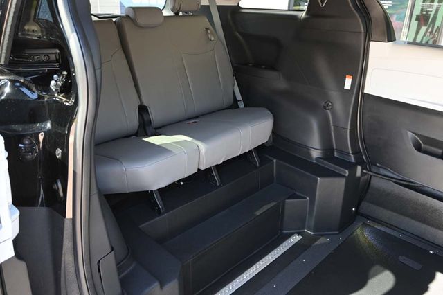 2025 Toyota Sienna XLE AWD 7-Passenger - 22926368 - 17