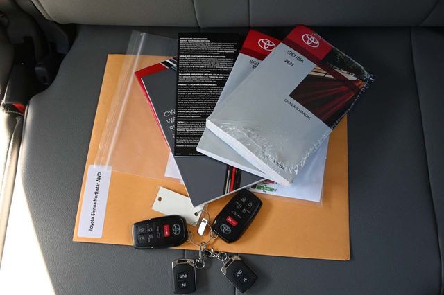 2025 Toyota Sienna XLE AWD 7-Passenger - 22926368 - 35