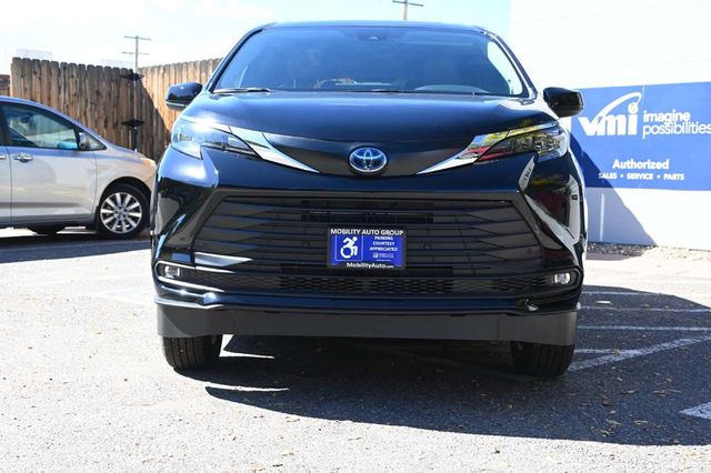 2025 Toyota Sienna XLE AWD 7-Passenger - 22926368 - 3