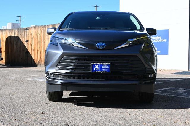 2025 Toyota Sienna XLE AWD 7-Passenger - 22926994 - 3