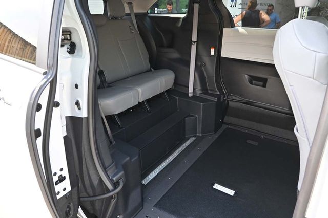 2025 Toyota Sienna XLE Mobility Handicap Van - 22898109 - 16