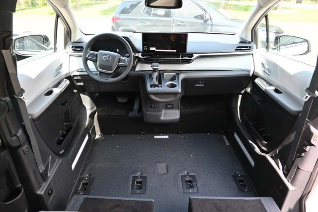 2025 Toyota Sienna XLE Mobility Handicap Van - 22898109 - 19